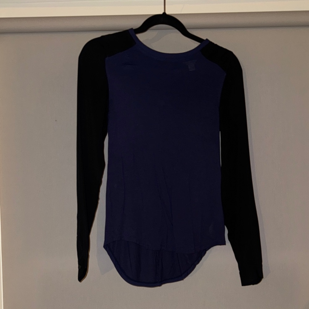 Fossil Women's Navy and Black Long Sleeve Top